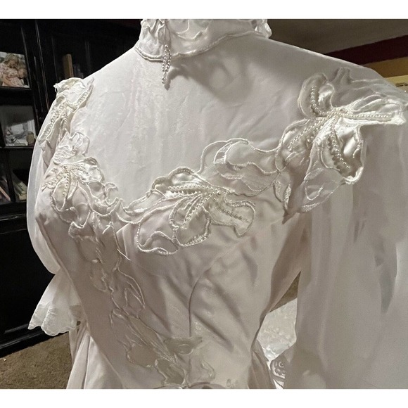 bridallure Women’s SZ 6. VTG White Pink Lace High Neck Long Sleeve Wedding Dress - Picture 4 of 16